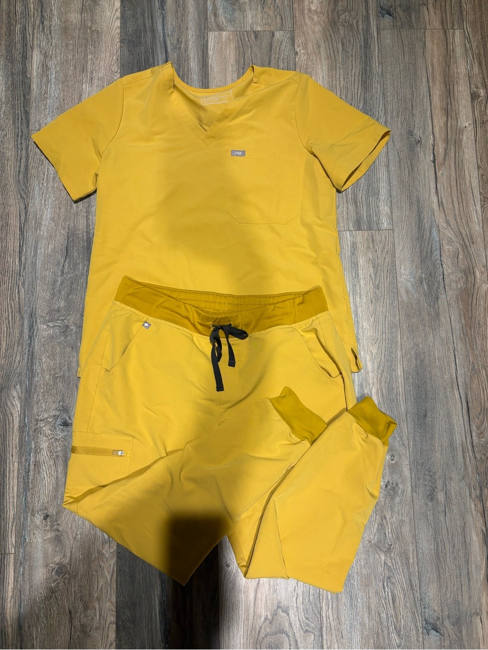 Yellow Figs Jogger Scrub Set Size L
